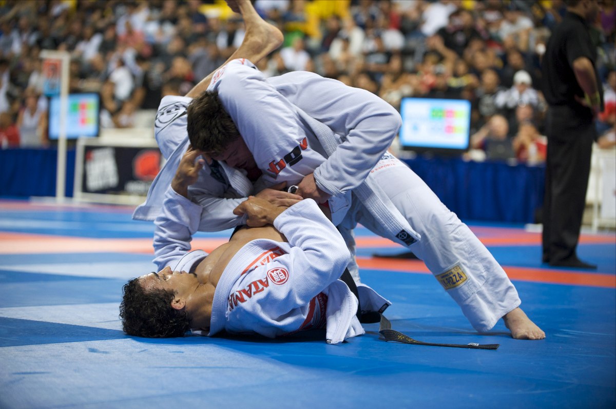 Pessoa lutando Jiu-Jitsu