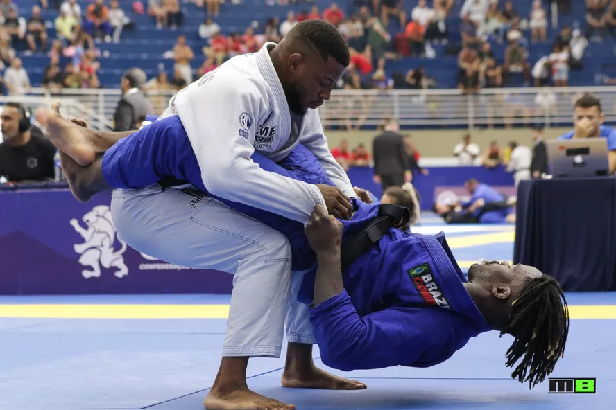 Outras pessoas lutando Jiu-Jitsu